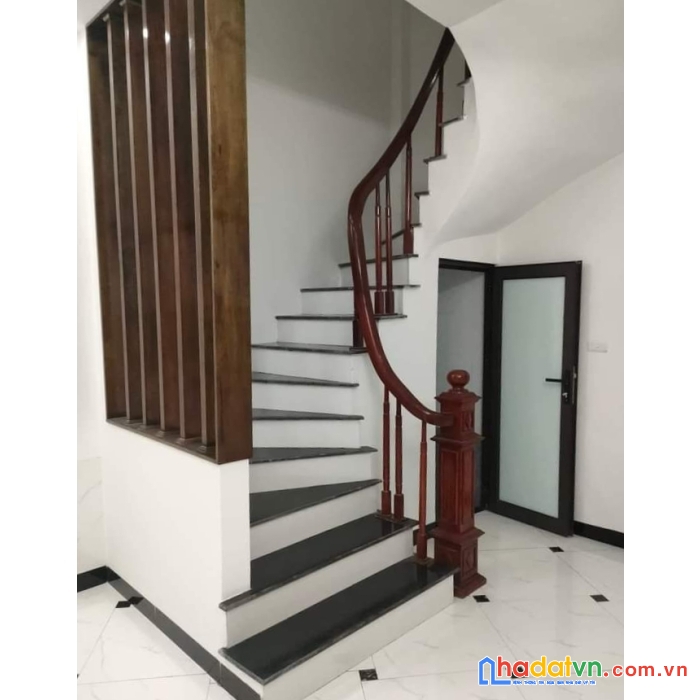 Bán nhà lương yên, hai bà trưng 40m2 * 5t mt4,3m nhà mới thông, thoáng chỉ 4ty