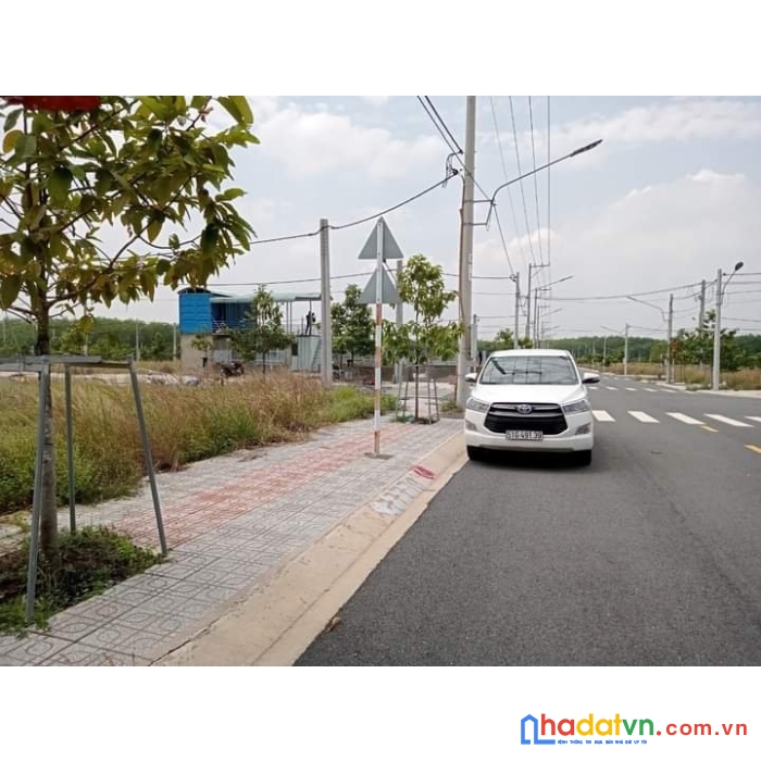 Thanh lý căn góc 2 mt đường 32m. làng đại học bàu bàng, tỉnh bình dương. chính chủ 900tr. sổ hồng.