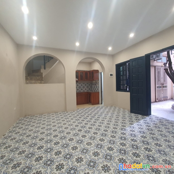 Nhà đường láng , trước cửa rộng , gần phố , nhà to giá nhỏ