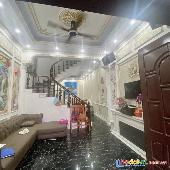 Bán nhà lâm hạ, long biên 48 m2 * 5 tầng * 5 tỷ 3 ô tô vào, tặng nội thất 0975892929