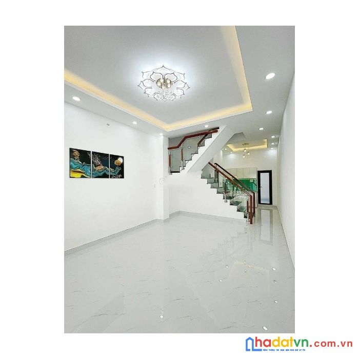 Hẻm 521 cách mạng tháng 8. dt: 4 x11m. 3 lầu. 7.1  tỷ tl