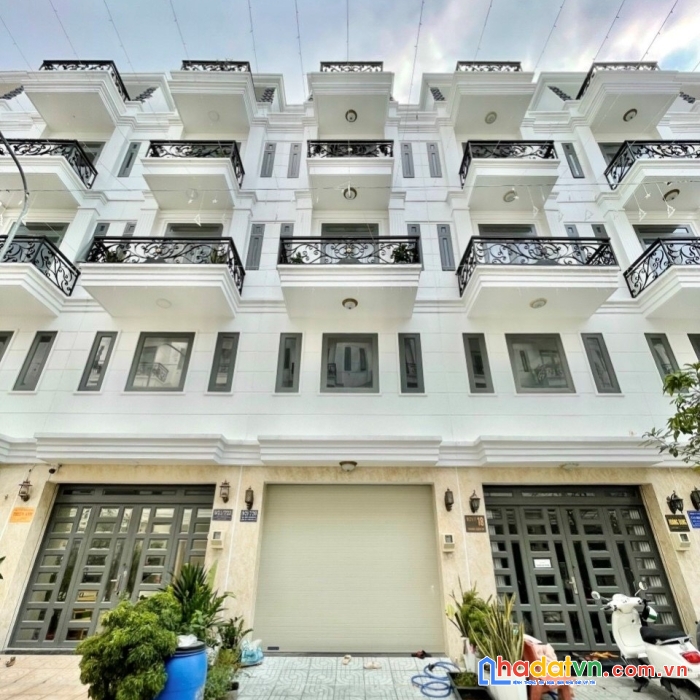 Bán nhà mặt tiền cạnh đầm sen đúc 3 lầu như hình 300m2 đường 30m thích hợp cho mọi gia đình