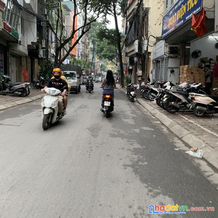 Bán đất tặng nhà cấp 4 –phố  trần hữu tước – hn