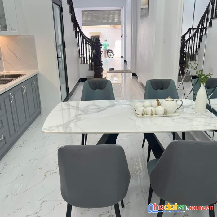 Nhà 5 tầng đẹp như tranh.  giá thì rẻ như bèo. oto 7 chỗ vòa nhà mà giá có nhỉnh 5 tỷ