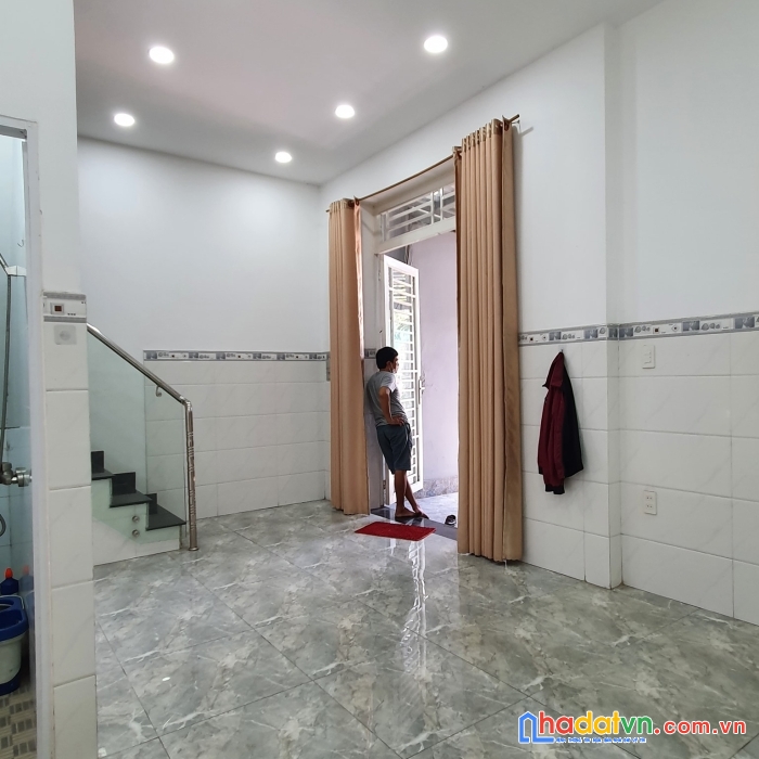 Bán gấp nhà dt 40m2, hẻm rộng 3 tầng, chỉ 2 tỷ 750.