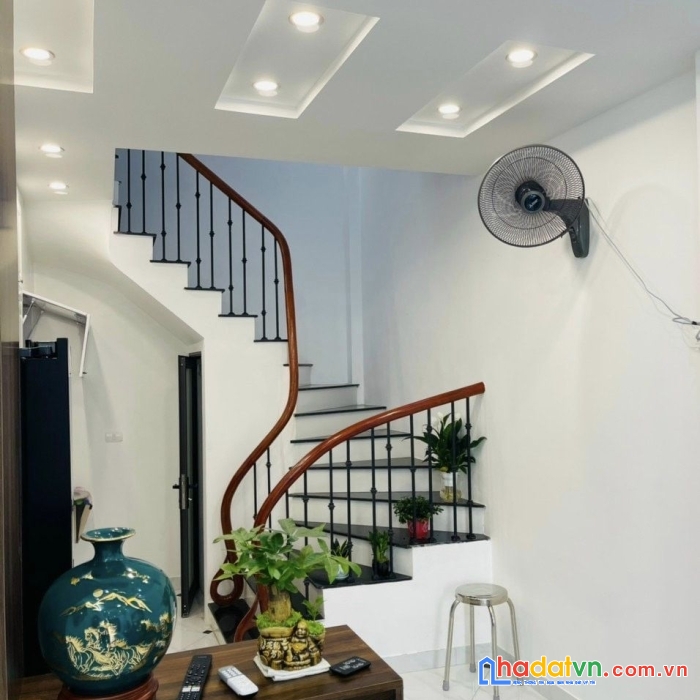 Bán gấp nhà 5 tầng lô góc thượng thanh lb, 35m gânf ô tô, nhà đepj ở luôn, giá chỉ 3 tỷ.