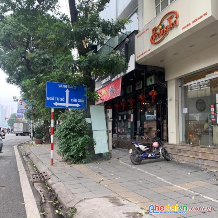Cách 2 nhà ra mặt phố nguyễn chí thanh - giao điểm đống đa - ba đình - khu vực vip