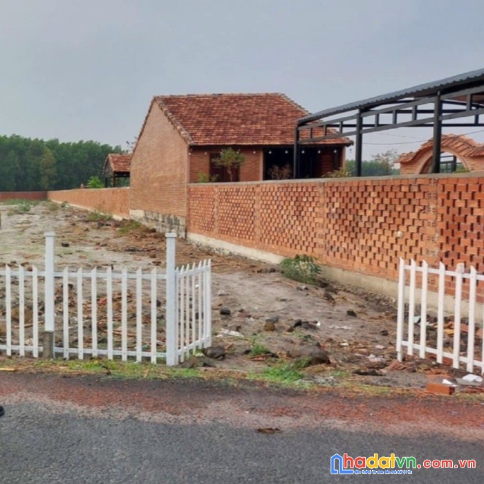 Nằm ở ngay biển, khu công nghiệp đất đỏ 1 và sân bay hồ tràm.