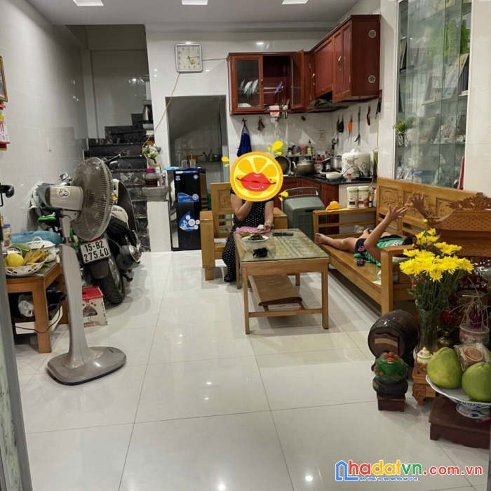 Bán nhà ngõ chợ cột đèn 4 tầng 27m đông tt sổ đỏ giá cực tốt