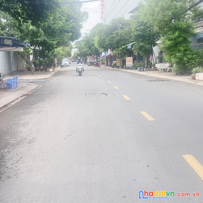 Bán nhà mặt tiền trần quang cơ - tân phú. dt 4.2 x 25, 2 tầng, 3pn giá 11 tỷ.