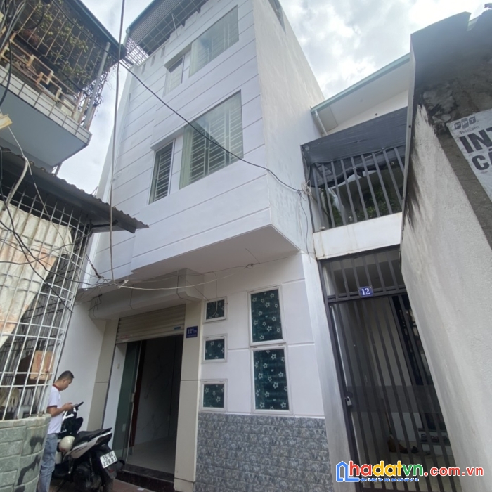 - giảm gía kịch sàn bán nhà phố đà nẵng
- diện tích :  46m : nhà 4 tầng 4 pn 3 vs phòng thờ , sân