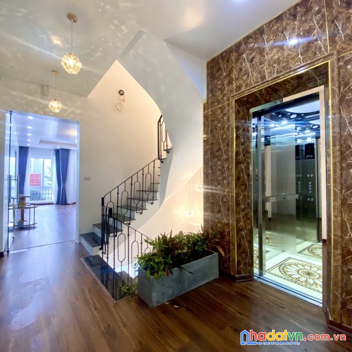 3.bán nhà mặt đường hoàng ngọc phách vị trí kim cương 4 tầng có thang máy.