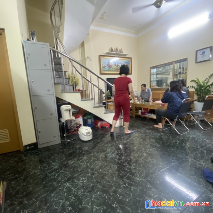 - bán nhà 3 tầng độc lập dân tự xây phố lê lai ( ngõ tô ô tô để ngay đêm được cách nhà 20m )
-