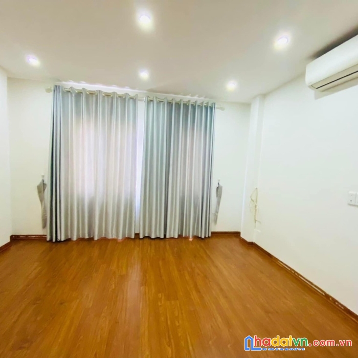 Chủ cần tiền bán gấp nhà 4 tầng ngọc thụy.ngõ thông. 45m-mt 4m chỉ hơn 3 tỉ