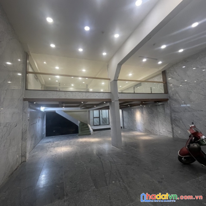 Cho thuê nhà mt ngay khách sạn newworld p.bến thành q 1