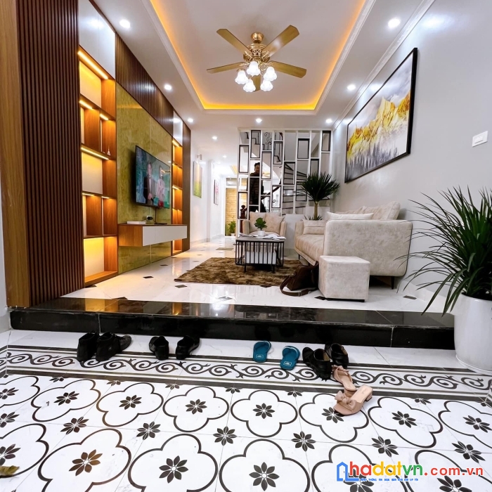 Bán nhà dt 50m x 6t thạch bàn, long biên, lô góc ngõ thông ô tô 7 chỗ vào nhà ,giá chỉnh 5.6 tỷ.