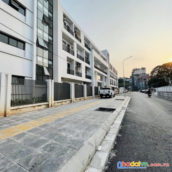 Lê quang đạo phú đô dt 147m mt 10m 2 mặt ôtô tránh