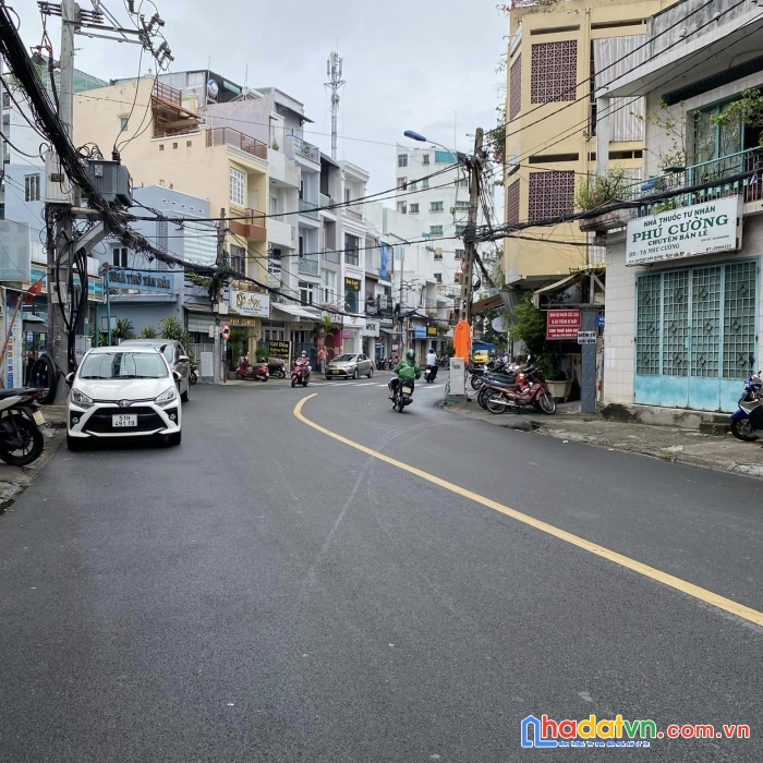 Nhà c4 gần mt  huỳnh văn bánh - tt phú nhuận - dt  đẹp- nở hậu- giá tốt