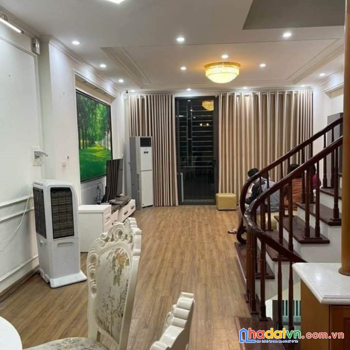 Bán nhà hào nam 40m2 giá 4 tỷ, cạnh hv âm nhạc, để lại nội thất