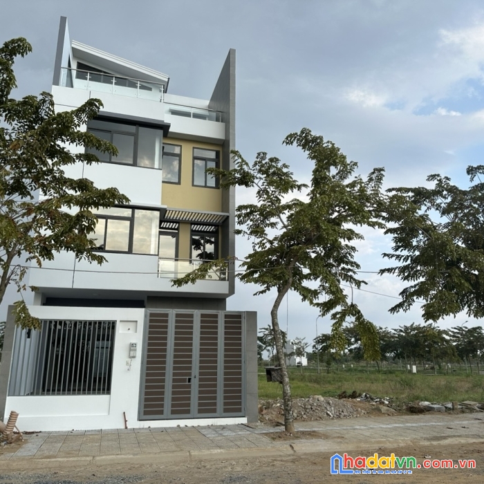 Chủ ngộp ngân hàng cần chuyển nhượng căn nhà phố king bay