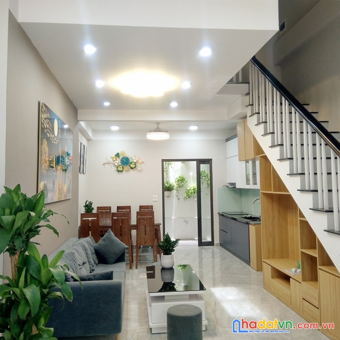 Bán nhà tư đình long biên 47 m2 * 5 tầng * 4 tỷ 3 nhà mới tinh đủ nội thất ô tô đỗ cổng