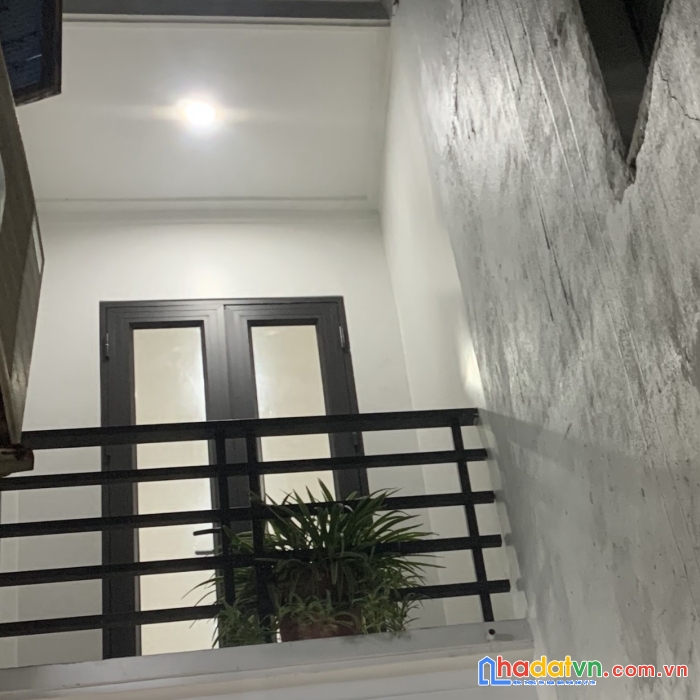 Bán nhà tô hiệu 4 tầng  2 pn 3 wc phòng thờ sân phơi dt gần 33m sân cổng riêng