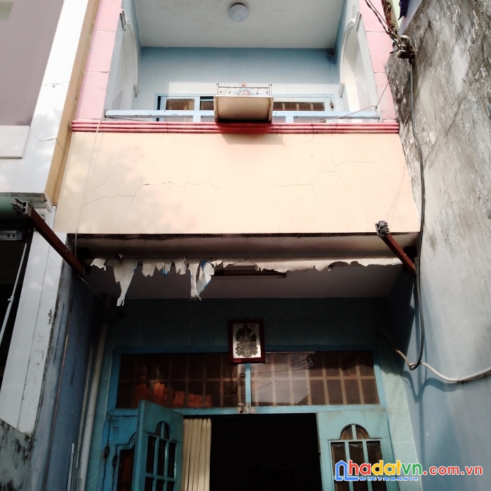 Vừa đi vừa khóc vừa cầm oxy chỉ mong bán được căn nhà 2mt quận binh tân