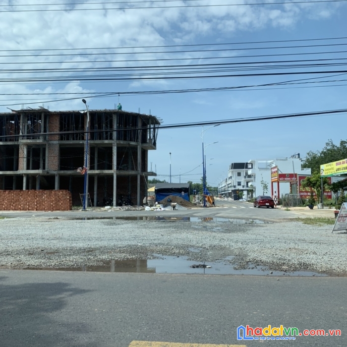 Còn vài lô đất dân bán nốt cuối năm ăn tết ngay đối diện chợ.