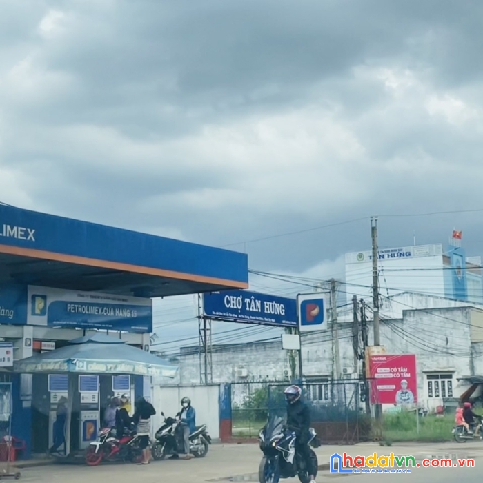 Đất này đã sổ riêng . ký công chứng trong ngày . dt 200m ngay chợ , gần trường học , ủy ban