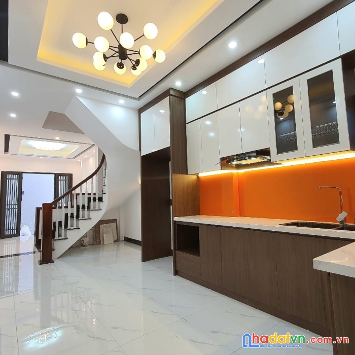 Bán nhà đẹp, nguyễn đình hoàn. 45m 5 tầng. mt4m. ngõ thông, kinh doanh, cách oto 30m. 5.5 tỷ.