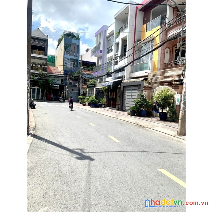 Bán nhà ngang 9, đường nhựa 10 m, âu cơ , 3 tầng thời thượng, 245 m2