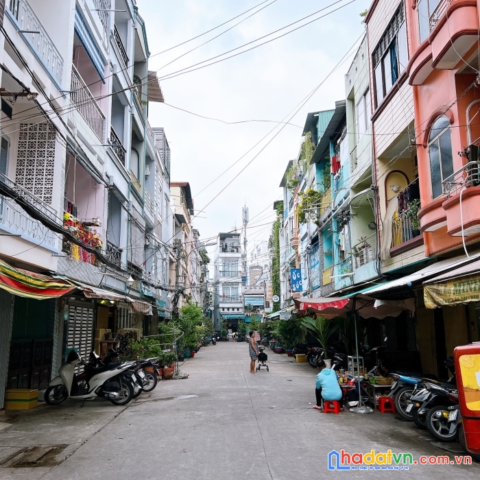 Mặt tiền  kinh doanh hoàng diệu dt 63 m 
xe tải đậu trước nhà q4 cách q1,2 có 100 m