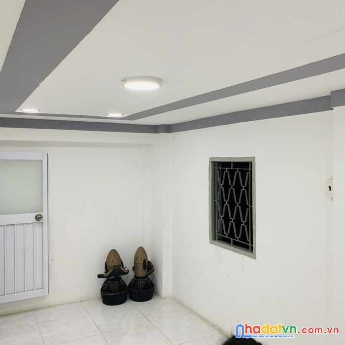 Bán nhà chính mình đứng tên , nhà này nhỏ nhưng 2 mặt giáp 2 hẻm ( cũng như 2 mặt tiền ) thiết kế