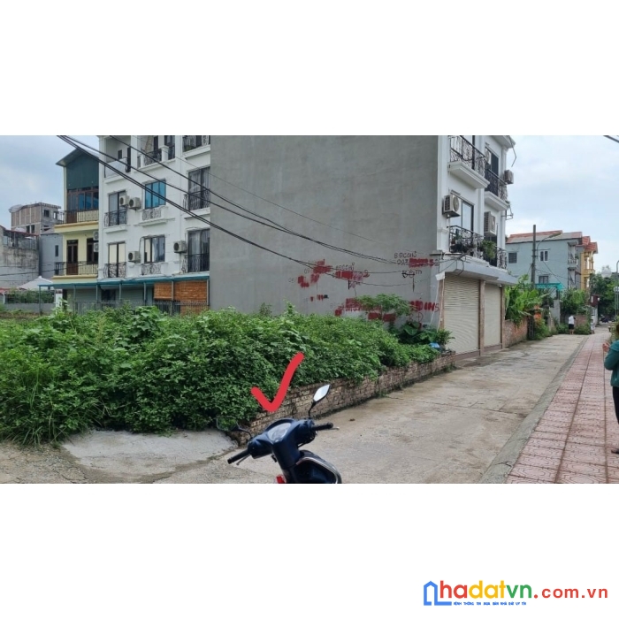 Bán đất phố trạm long biên 45 m2 * mt 4 m * 3 tỷ 5 mặt ngõ thông, ô tô to vào đất