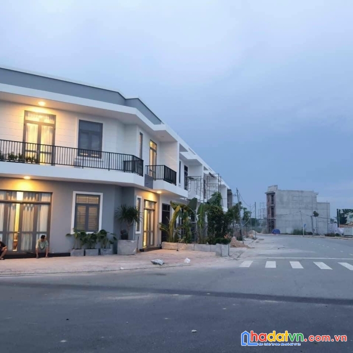 Bán nhà xây sẵn tring tâm bến cát, chỉ từ 1.6 tỳ/căn 1 trệt 1 lầu hoàn thiện full nội thất