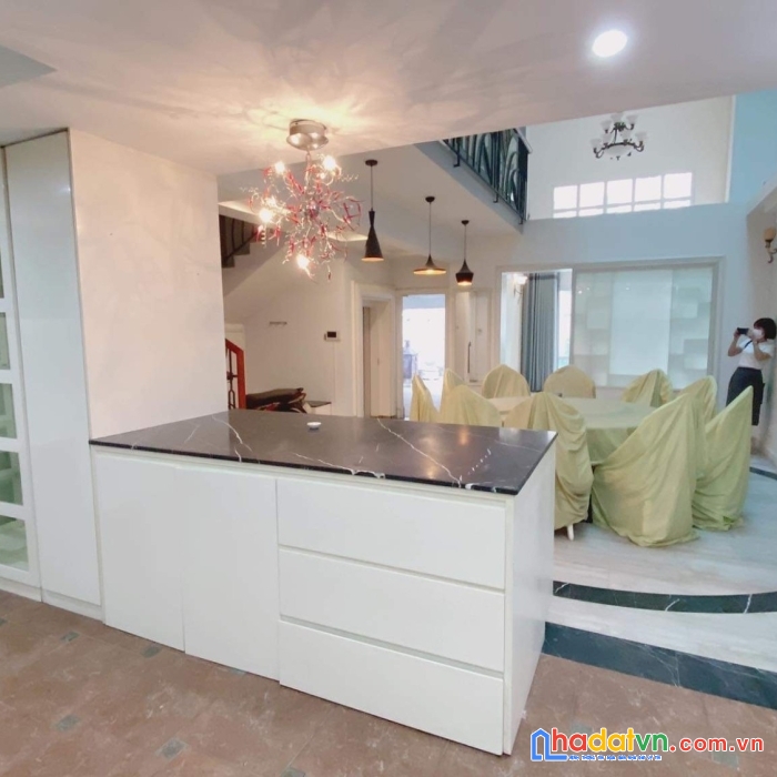 Bán biệt thự cửa bắc ba đinh cách phố 20 m dt 170 m2 5 tầng mt 8,5 m giá 45 tỷ lh huyền 77