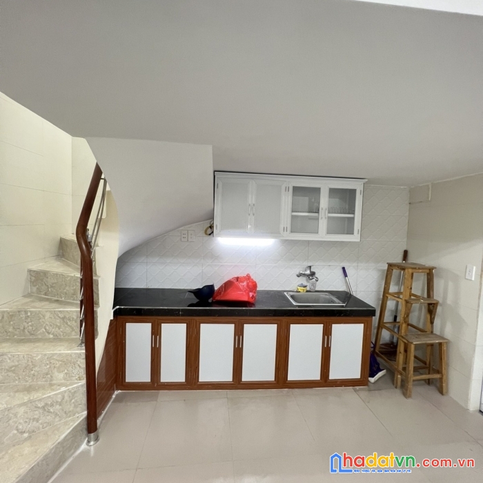 Bán nhà ngõ hòa bình đống đa ngõ ba gác nhà đẹp ở ngay dt 28 m2 4 tầng giá 2 tỷ 650 lh huyền