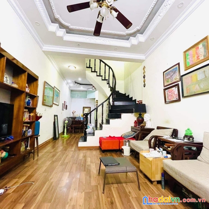 Ở ngay. bán phố nguyễn hoàng: 48m2*4t. mt4,5m. ngõ 3,5m. trước nhà là sân lớn, thoáng. 5 tỷ