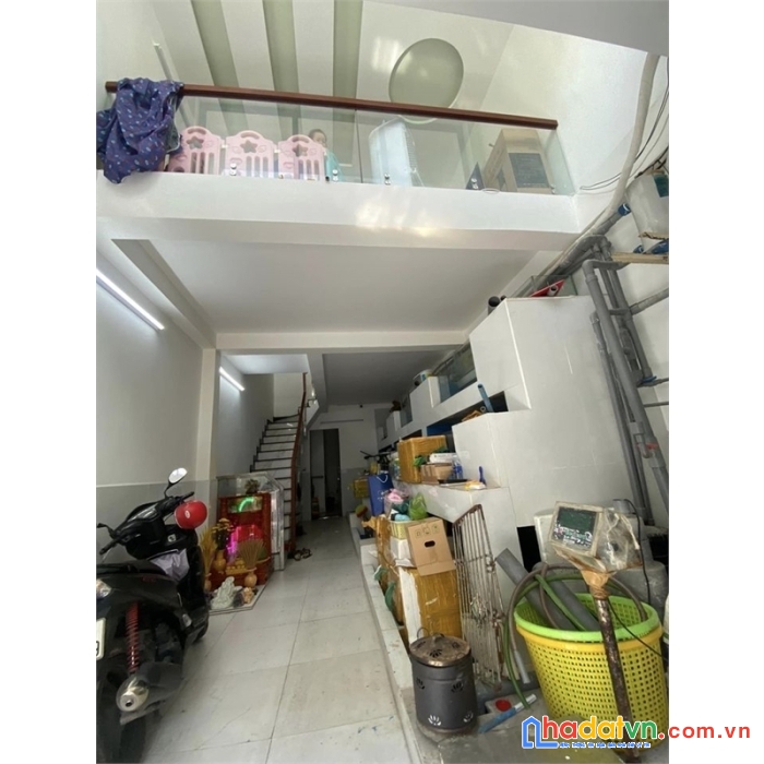 Đường 6 m, nhà đẹp 4 tầng ở ngay ngã tư bốn xã, 71m2
