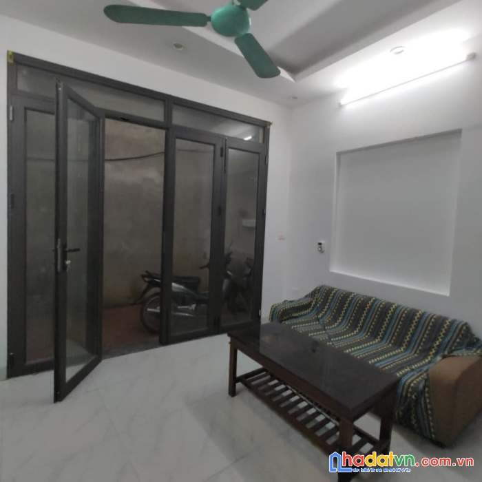 Bán gấp nhà thạch bàn long biên, 40m2 * 4t, giá chỉ 2,6 tỷ, rẻ đẹp ở ngay