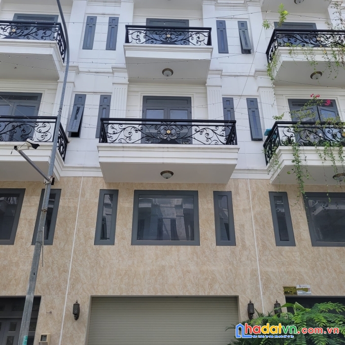 Chỉ - 4 tỷ6 - nhà 5 tầng - hẻm nhựa 12m -tô ngọc vân - q12-0909251648