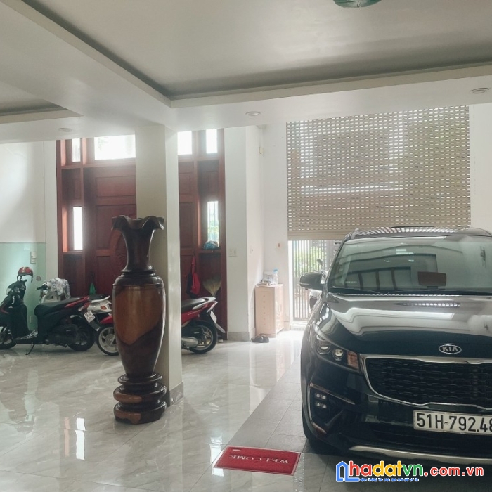 Hẻm xe hơi. thoại ngọc hầu. tân phú. tặng toàn bộ nội thất.