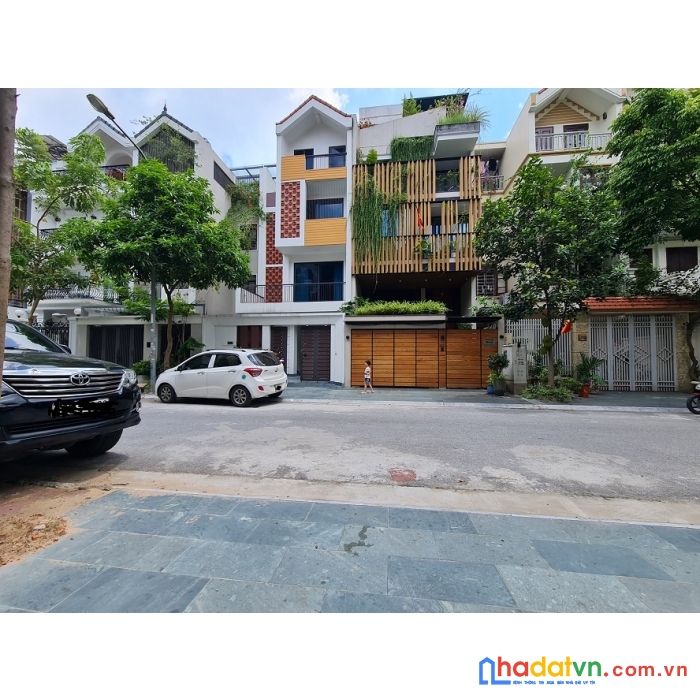 Bán nhà đường đồng đen-phường 10-tân bình-hẻm 8m-diện tích 133m-ngang 8m-giá 20 tỷ.