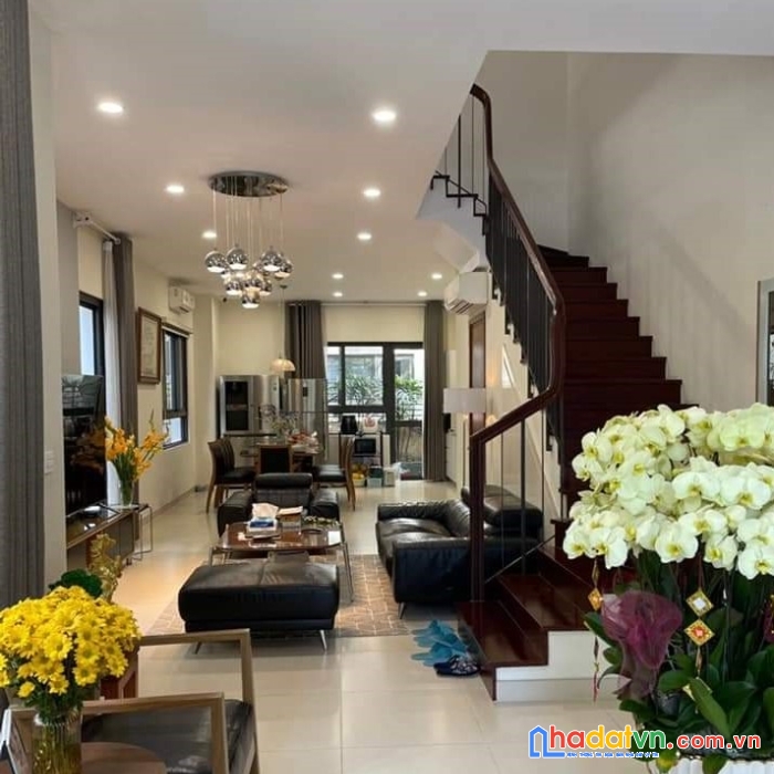 Bán nhà hoàng quốc việt, 2 thoáng, gara, ô tô tránh, kinh doanh, gần phố