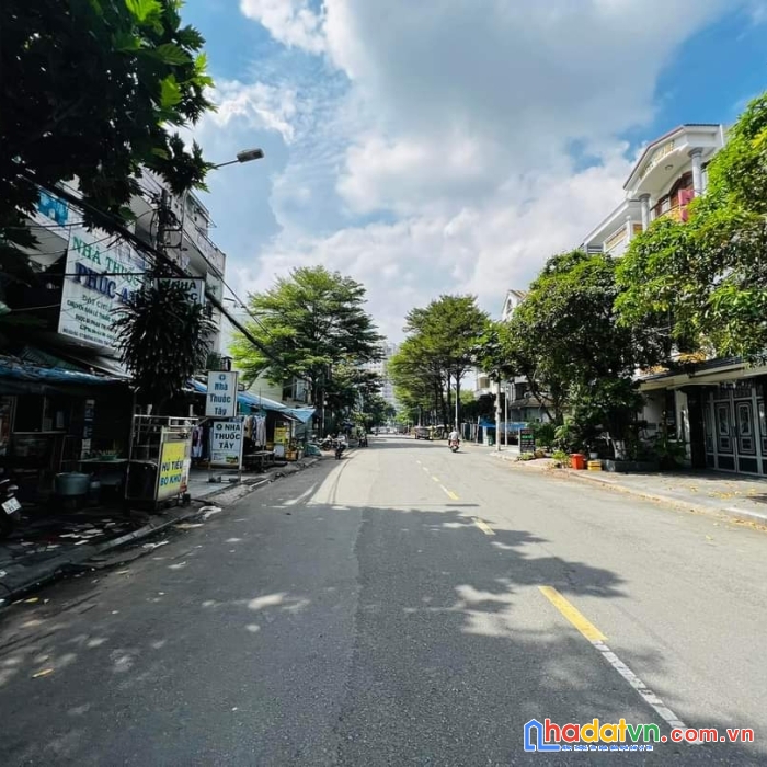 Mặt tiền kinh doanh, sát vách tên lửa, aeon mall, đường 20m có lề, ngang hiếm 5m, sổ vuông a4, nhà