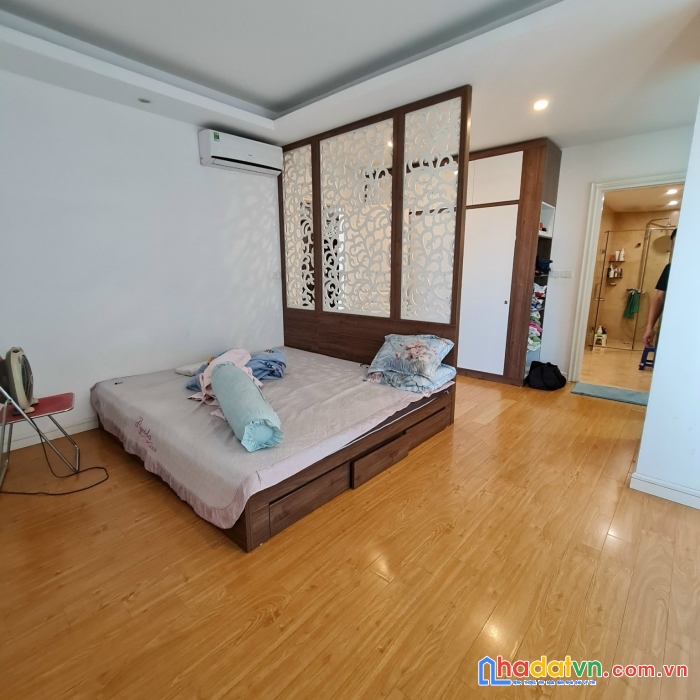 Bán căn hộ chung cư  19 đại tự,161m2 . view hồ linh đàm