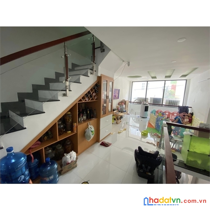 Bán nhà 1 sẹt chỉ 2 căn ra phạm văn bạch, tân bình 63 m2, 3 tầng