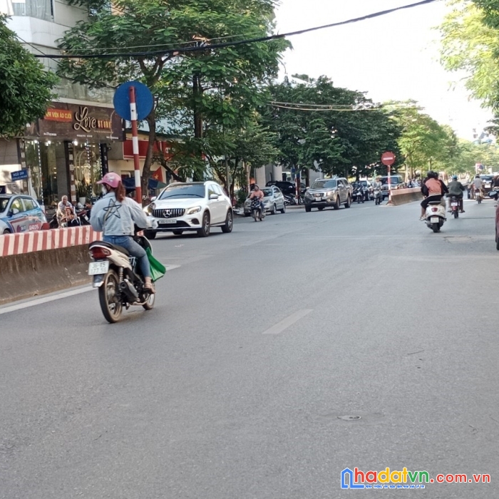 Bán nhà mặt phố lạc long quân, lô góc, xe tải đỗ, mặt tiền rộng 12m. dt: 560m2. giá: 56 tỷ