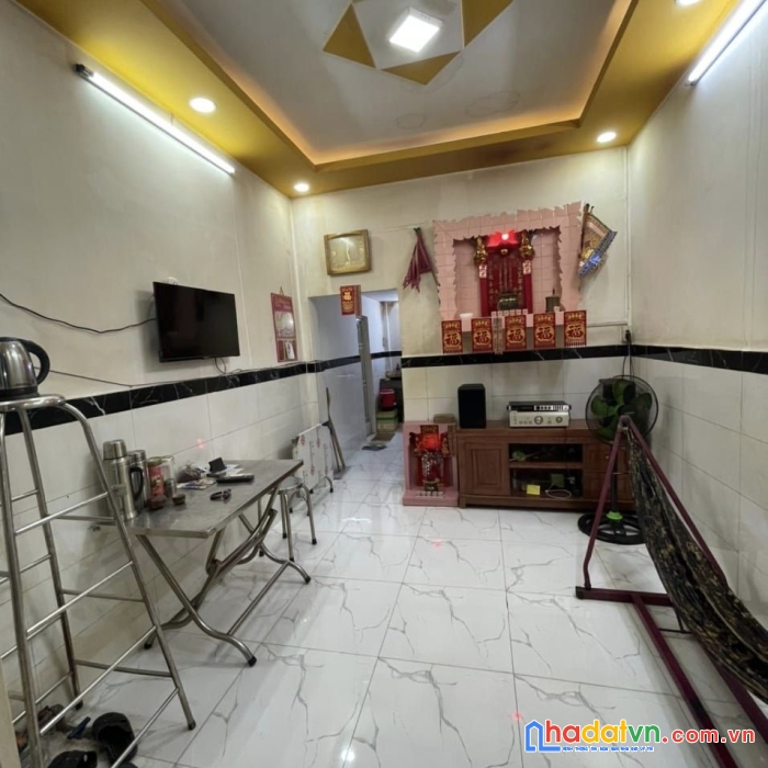 Bán nhà gấp giá cực rẻ 1 lầu. hẻm thông xe hơi đỗ cửa q. bình tân .không quy hoạch shr . gần ngã