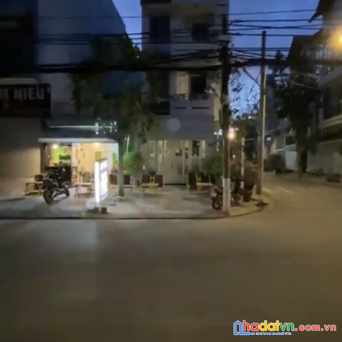 Cho thuê mặt bằng 2 mặt tiền gần chợ và siêu thị  vị trí quận 7